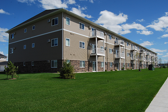 exterior of moorhead apartments